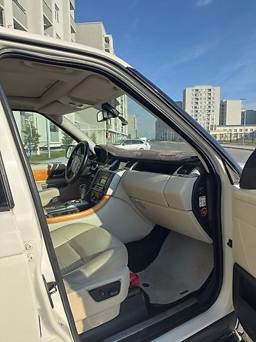 Land Rover: Range Rover Sport – ağ rəngdə, 5 qapılı SUV. Əsas xüsusiyyətlər: - — 10