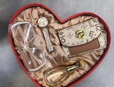 Elegantno dizajniran poklon set u dekorativnoj kutiji – savršen izbor