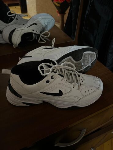 Krasofkalar və idman ayaqqabıları: Nike air monarch,44 razmer
1-2 defe geyinilib tezedir