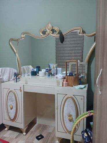 стеклянный кухонный стол: Б/у, Трюмо, МДФ, Нет кредита, Нет доставки