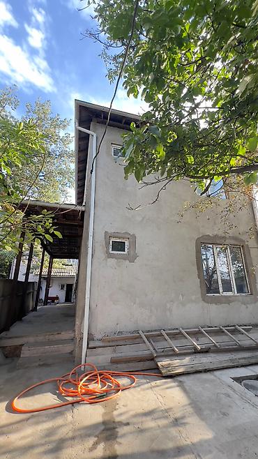 Продажа коттеджей и домов: Срочно продается дом в городе Бишкек по улице Кумарыкской 18площадью — 17