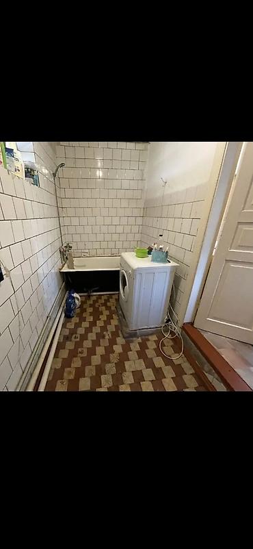 Үйлөрдү ижарага берүү: 60 м², 3 бөлмө, Жумушчу Шаарча, Чогуу жашоосу жок — 2