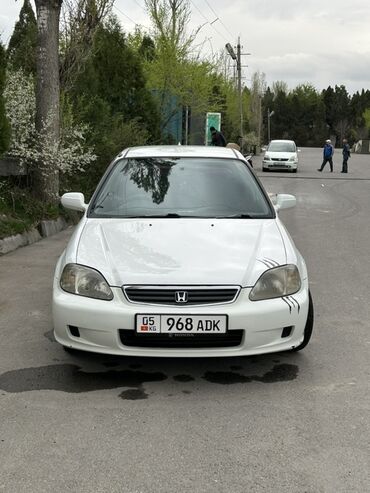 хондо цивик: Белый седан Honda Civic, известный своей надежностью и экономичностью