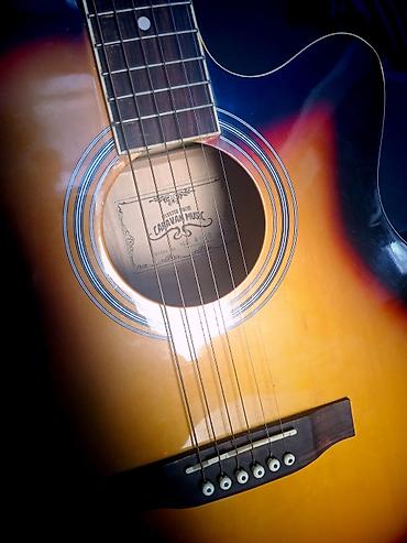 gitara simləri: Elektro-akustik gitara – cutaway korpuslu, sunburst rəng keçişli model — 6