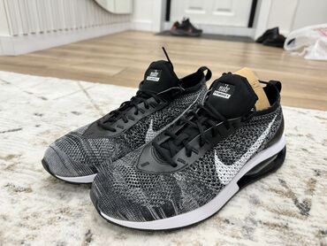 Кроссовки и спортивная обувь: Продаю кроссовки Nike air max flyknit racer. Размер 42 42.5