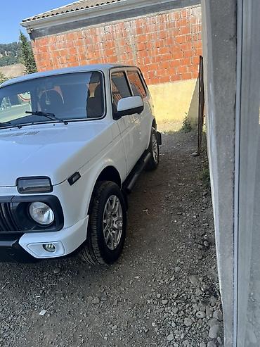 15 38 təkər: VAZ Lada Niva 3 qapılı, ağ rəngli off-road SUV - Kuzov: kompakt 3 — 3
