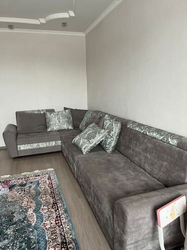 дешевые диваны интернет магазин: Угловой диван, цвет - Коричневый, Б/у
