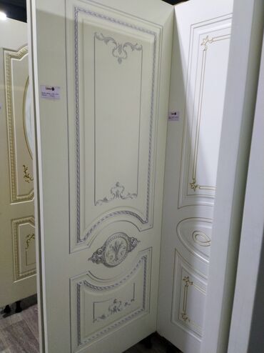Məhəccərlər: Ağ rəngdə olan bu qapılar, klassik üslubda hazırlanmışdır. Dekorativ