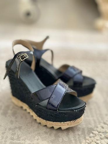 Туфли: 35 / 35,5 размер одевали два раза покупали 5500, каблук очень — 11