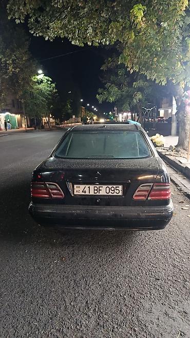 salon 06: Mercedes-Benz E-Class: 3.2 l | 2001 il Sedan — 1