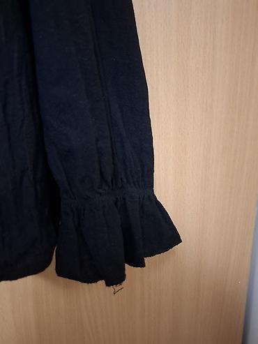 pull and bear jeans: Crna ženska bluza sa dugim rukavima i ukrasnim dugmadima - Model — 2