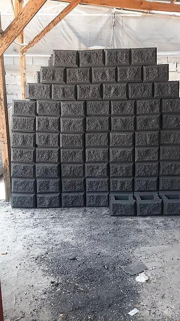 Шлакоблок: Бетонные блоки для строительства, представленные в большом количестве — 9