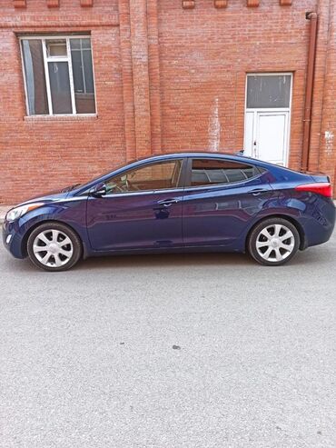Hyundai: Hyundai Elantra sedan – tünd mavi rəng, aerodinamik kuzov və xrom ön — 7