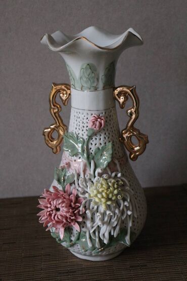 Вазы: Винтажная китайская ваза (советского периода) прорезной фарфор Высота — 10