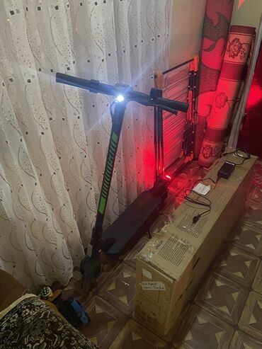 Samokatlar: Acer şirkətinin elektrikli skuteridir. Onun qara rəngdə gövdəsi və