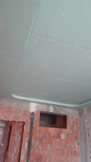 Alçipan: Peşəkar alcipan ustası Alçipan işləri görülür: • Arakəsmə • Asma tavan — 5