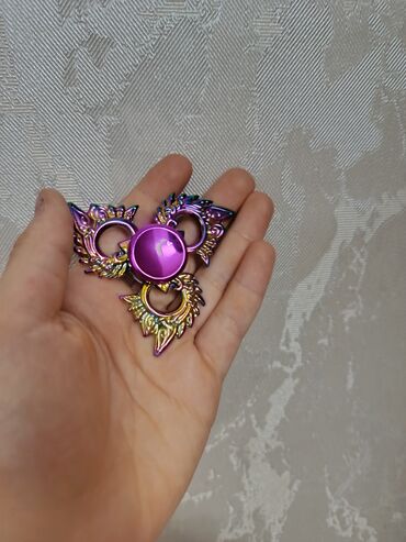 Bənövşəyi-qızılı keçidlərə malik metal fidget spinner. Detallı qanad