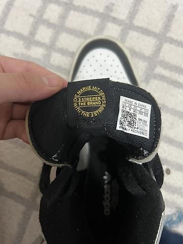 Мырзалардын бут кийими: Кроссовки adidas Forum Mid (модель с липучкой на щиколотке) - — 2