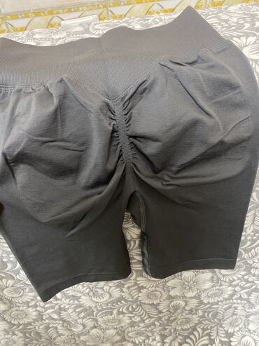 женские джинсовые шорты по колено: Шорты M (EU 38), L (EU 40)