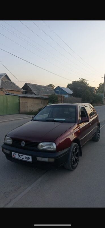 самая дорогая машина в кыргызстане: Автомобиль Volkswagen Golf, представленный в цвете "бордовый