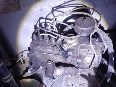 Скутеры: Мопед красного цвета с черными и серыми акцентами. Оснащен передней — 5