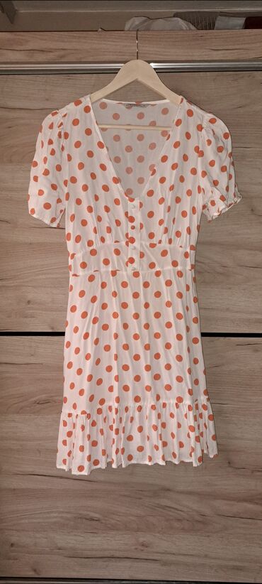 letnje duge haljine: Bela letnja 
Haljina sa narandzastim tufnamapolka dot dezen, vel M