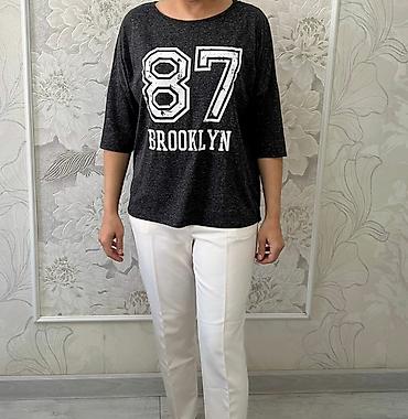 Другая женская одежда: Джинсовый комбинезон синего цвета с классическим дизайном. Модель — 27