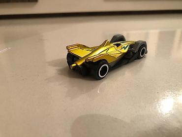 hot whels: Qızılı rəngli mini yarış maşını oyuncağı - Model: futuristik Formula — 1