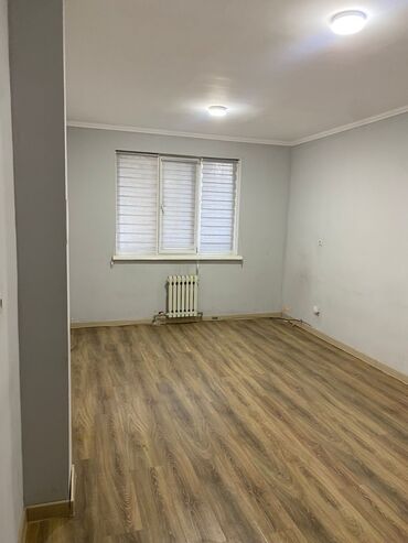 сдаю дом под офис: Цокольный этаж Мкр Улан 1/2 помещение сдаю 23 кВ метров, баасы 23 мин