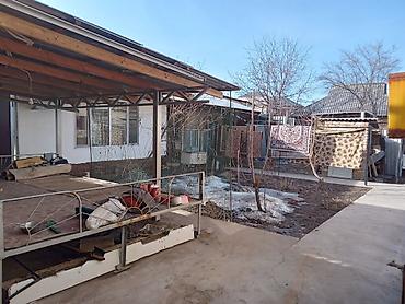 Продажа коттеджей и домов: Продаётся жилой дом с двором и хозяйственными постройками. - Кровля — 2