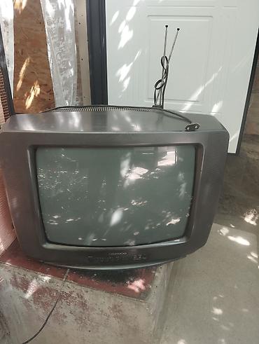 оптом светы: 2 Телевизора Daewoo (кинескопный, диагональ около 21–25"). Рабочие — 1