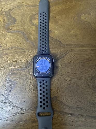 APPLE WATCH NIKE SE 44 mm
Black sport band