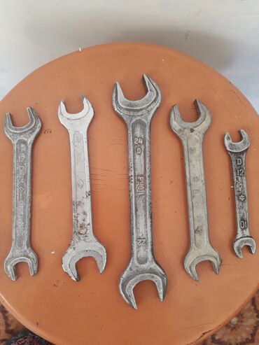 цены на ювелирные украшения: Продаю 5 штук рожковых ключейв нормальном состоянии. Цена за всё 250