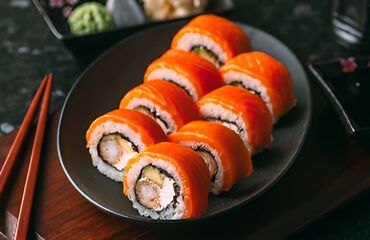 Готовые блюда, кулинария: Сеты роллов и суши - Тёплые роллы в хрустящей панировке: крупные — 14