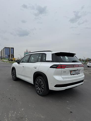 GAC: Электрический кроссовер AION в белом цвете. Современный SUV с — 17