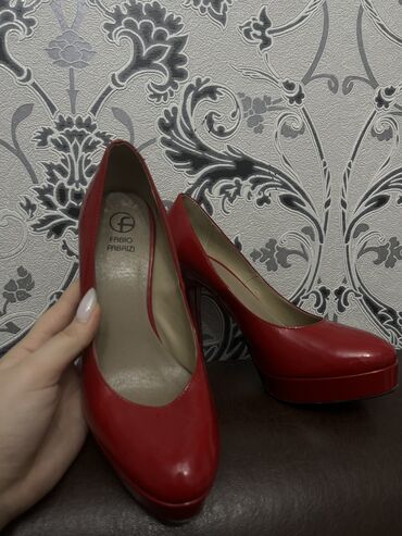 Другая женская обувь: Размер: 36
Цена: 500 сом 
Цвет: Красный 
Состояние: б/у