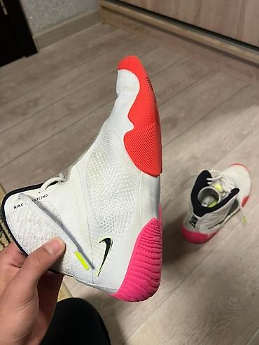 Кроссовки и спортивная обувь: Борцовки Nike белого цвета с контрастными деталями. Обувь имеет — 8