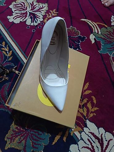 ağ krasofka: Ağ rəngli qadın tuflisi – klassik “stiletto” model - Material: parlaq — 2