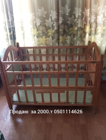 купить стол: Детская кроватка из дерева с регулируемой высотой боковой стенки
