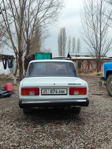 машиналар: Белый седан Лада 2105, универсальный автомобиль, подходящий как для