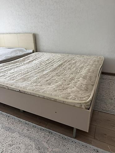 кровати двуспальная: Двуспальная кровать с мягким изголовьем и основанием на ножках — 1