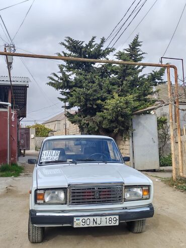 VAZ (LADA): VAZ 2107, ağ rəng, sedan kuzov. Xüsusiyyətlər: - Klassik “07” — 1