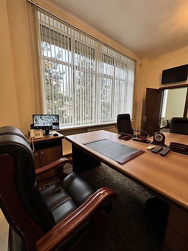 Аренда офисов: Сдаю Офис целиком: 300 м², В жилом комплексе, С ремонтом, Первая линия, С отдельным входом, С отдельным санузлом — 2