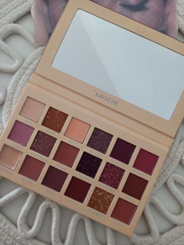 kofer sa šminkom dm: Paleta senki za oci sa ogledalom
18 boja