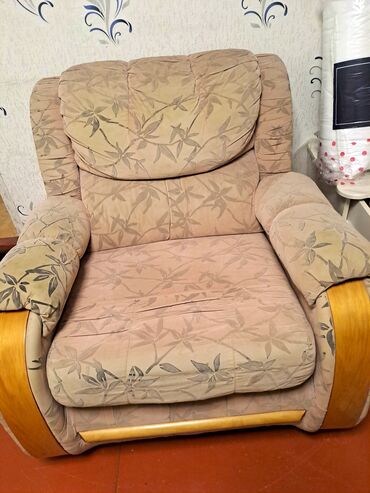 пошив чехлов на диваны: Продаётся кресло(диван) состояние отличное. Имеется чехол