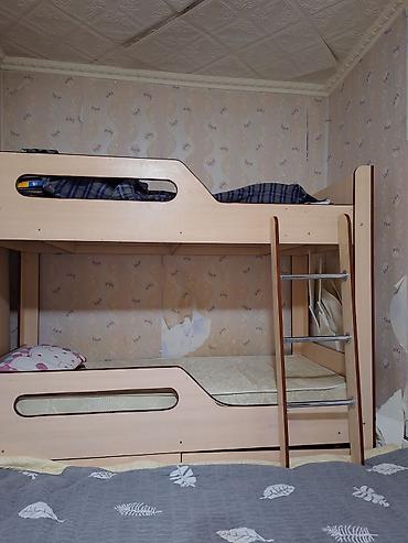 Двухъярусная кровать из светлого ЛДСП с защитными бортиками. б/у . в
