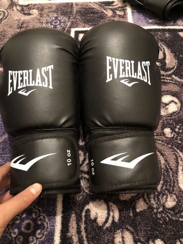 купить спортивную резину для тренировок: Пара боксерских перчаток Everlast черного цвета с белым логотипом