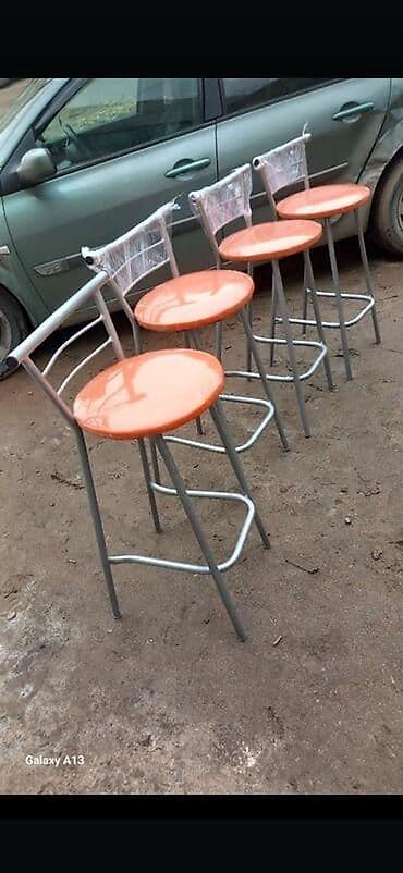 adam şəkilləri: Bar taburesi – metal karkaslı, söykənəcəkli, ayaq dayaqlı model. - — 2