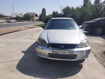 хонда сидения: Автомобиль Honda Civic серебристого цвета. Модель имеет передний