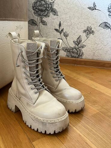 Çəkmələr: Satılır hər biri ucuz qiymətə . Qara kurtka və qara şalvarheç — 12